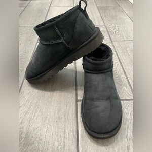 Used Women’s UGG Minis Size 8